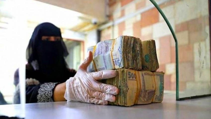 بالتزامن مع تحركات لدعم العملة.. هبوط جديد للريال في مناطق الشرعية