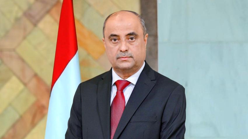 عدن.. رئيس الحكومة يتعهد بحلول عاجلة لتخفيف معاناة المواطنين