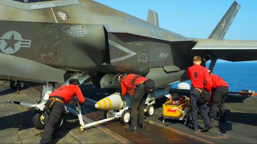 الجيش الأمريكي يستعرض لقطات حية لانطلاق هجماته ضد الحوثيين