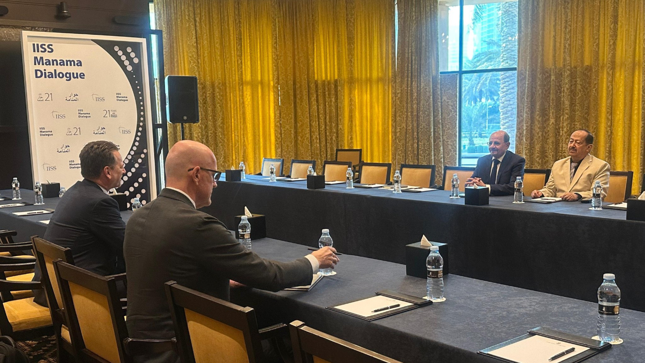 من المنامة.. الحكومة اليمنية تحرك ملف المختطفين وتفتح قنوات دعم جديدة مع بريطانيا