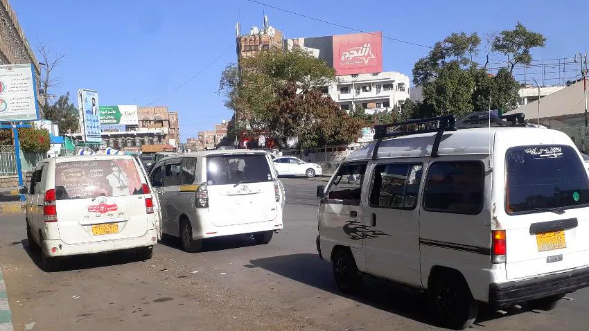 في صنعاء.. الباصات الصغيرة مصدر دخل لمن أفقدتهم الحرب وظائفهم